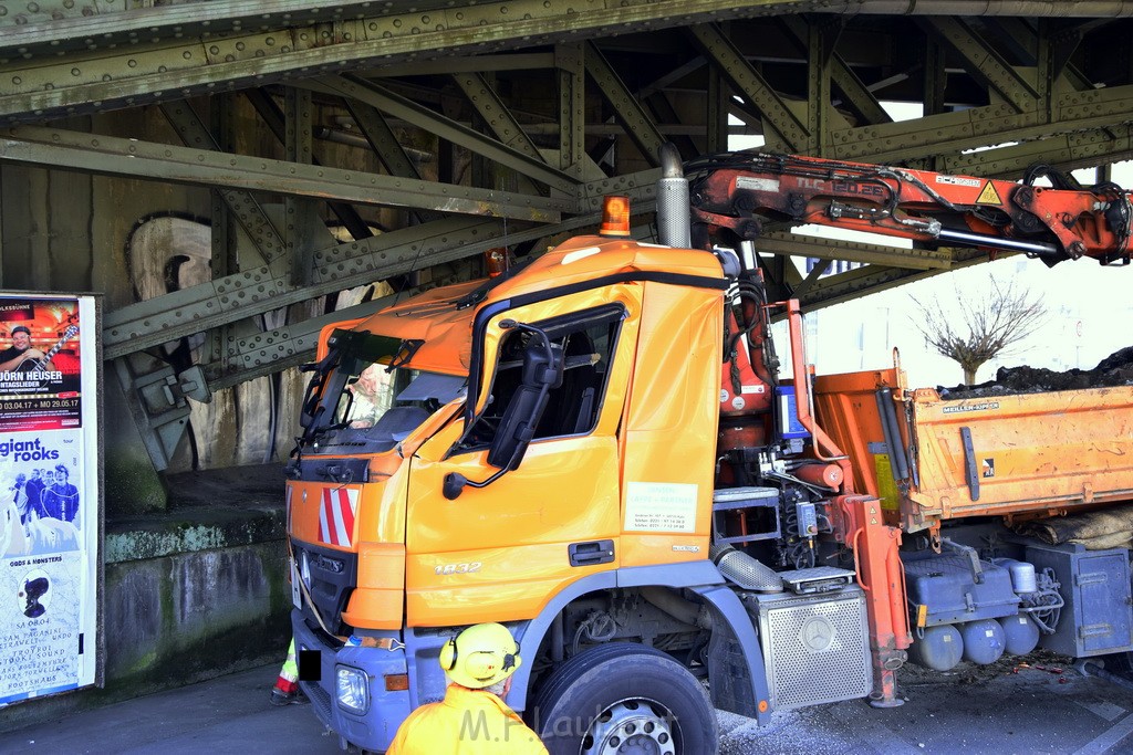 LKW blieb unter Bruecke haengen Koeln Deutz Deutz Muelheimerstr P143.JPG - Miklos Laubert